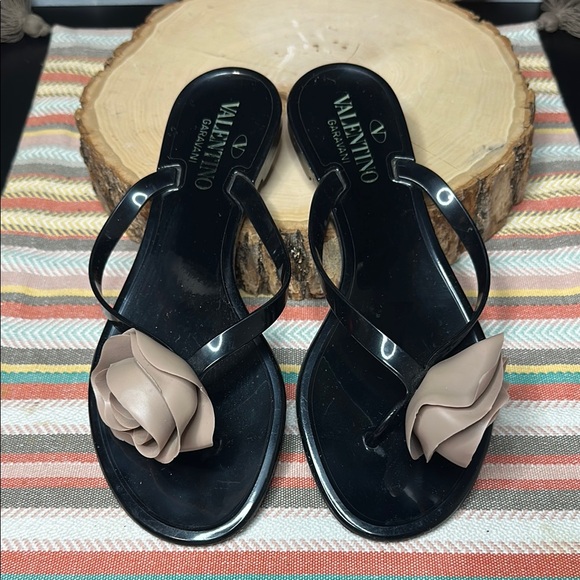 Valentino Garavani Atalier Black Flip Flop Sandals Rubber Beige Flower Size 36 - Picture 1 of 6